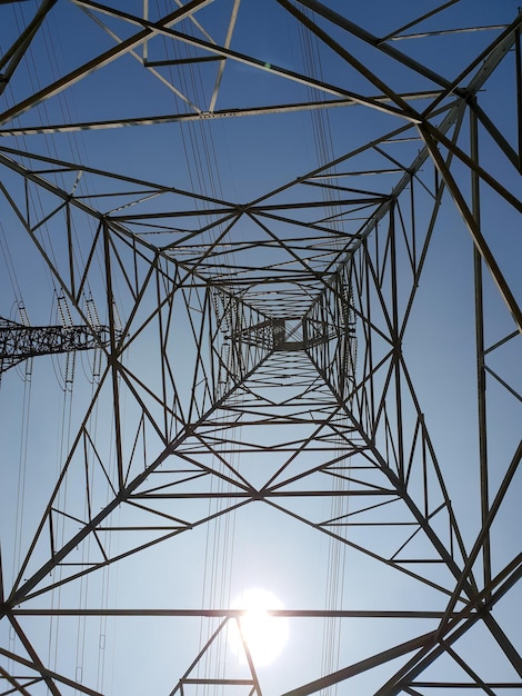 Bajo la vista de la torre de energía sobre el cielo azul.