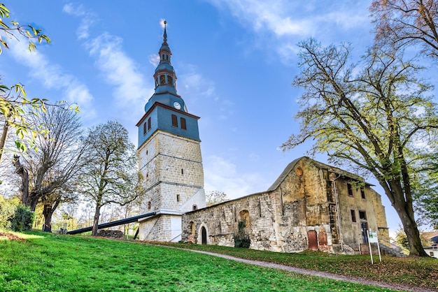 Una vista de la torre inclinada de la iglesia de Bad Frankenhausen