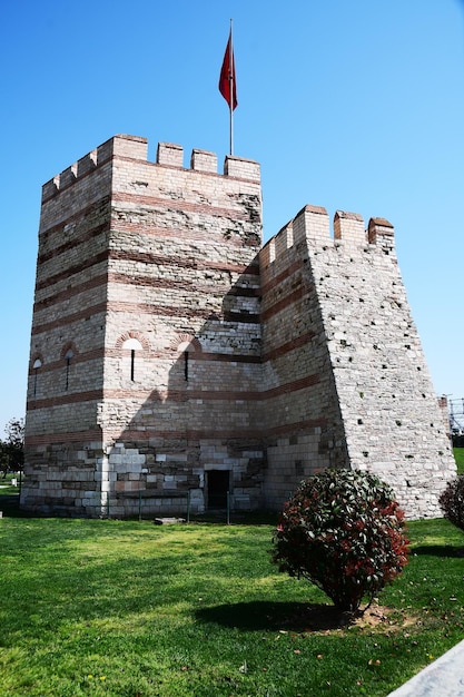 Vista de la Torre de Mármol con una torre de bandera en la costa del Mar de Mármara 14 de abril de 2022 Estambul Turquía