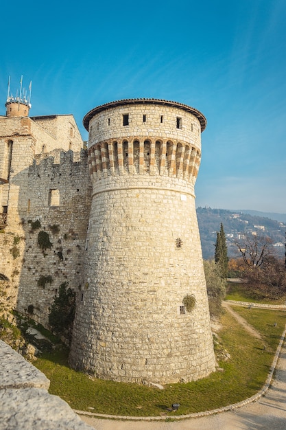 Vista de la torre de observación desde el nivel inferior del castillo de la ciudad de Brescia. Lombardía. El Halcón de Italia