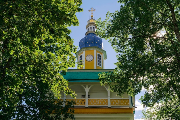 Vista de la Torre Petrovsky del Monasterio de la Santa Dormición PskovPechersk en un día soleado de verano Pechora Pskov región Rusia