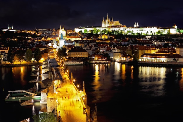 Vista desde la torre en el puente de Carlos, Praga de noche y el antiguo castillo de Praga. República Checa.