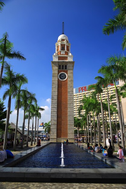 Foto vista de la torre del reloj contra el cielo azul