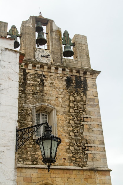 Vista de la torre del reloj de la Iglesia de Se, ubicada en Faro, Portugal.