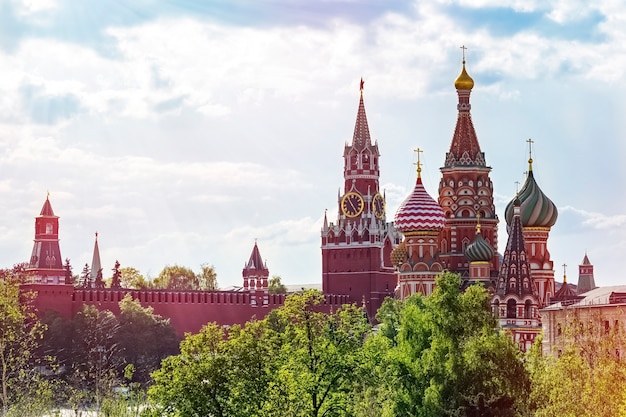 Vista de la Torre Spasskaya, el Kremlin de Moscú y la Catedral de San Basilio en Moscú, Rusia. Arquitectura y lugares de interés de Moscú. Postal de Moscú