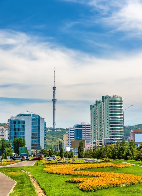 Vista de la torre de televisión de Almaty en la montaña Kok Tobe -Kazajstán