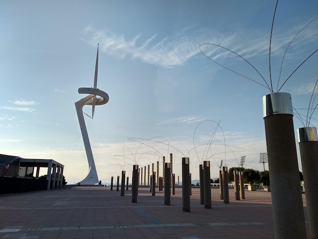 Vista de la torre de televisión de Montjuic contra un cielo azul con nubes