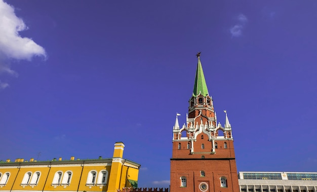 Vista de la torre Troitskaya del Kremlin de Moscú Esta torre es parte de la muralla del Kremlin