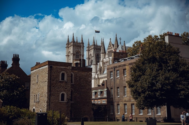 Una vista de la torre de westminster desde el río támesis