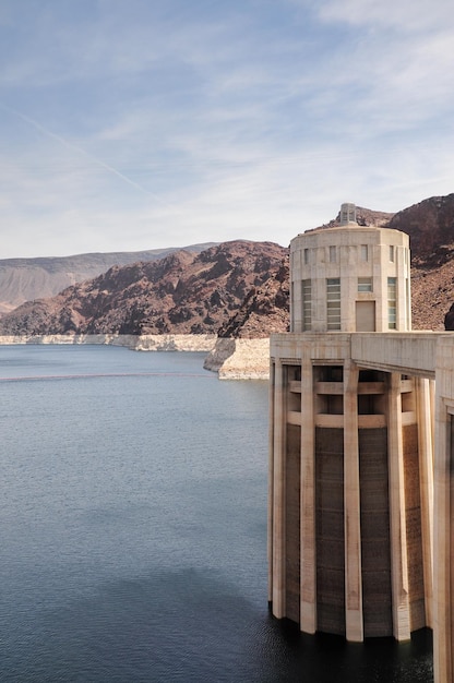 Vista de las torres de corrales sobre el lago Mead en la Presa Hoover entre los estados de Arizona y Nevada, EE.UU.