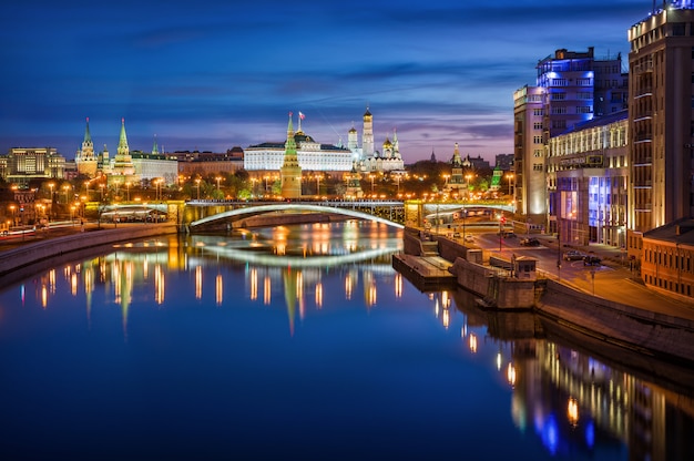 Vista de las torres, templos del Kremlin de Moscú y el Gran Puente de Piedra