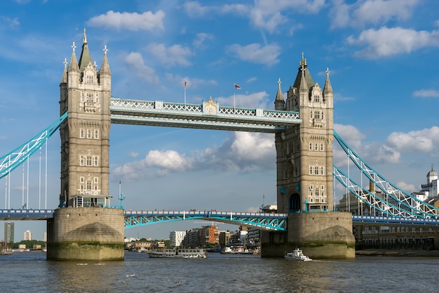 Vista del Tower Bridge desde el río Támesis