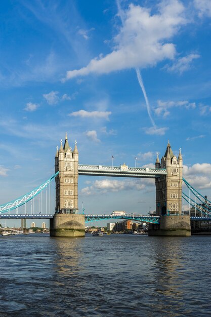 Vista del Tower Bridge desde el río Támesis