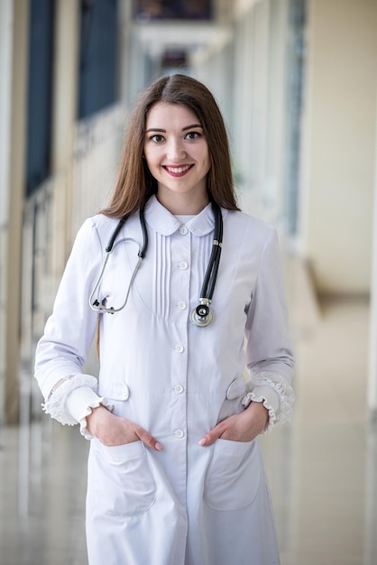 Vista de una trabajadora médica sonriendo a la cámara Concepto de retrato de mujer