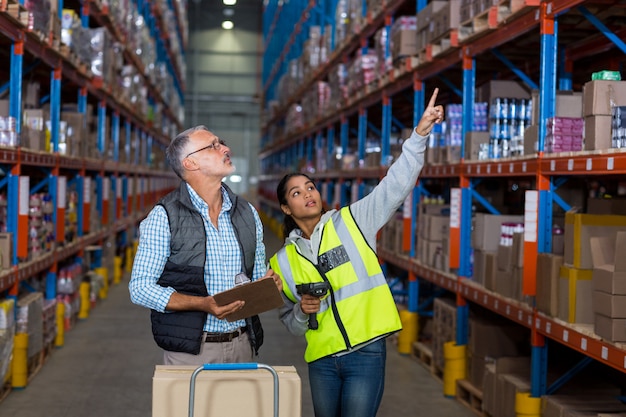 La vista de la trabajadora muestra estantes a su gerente