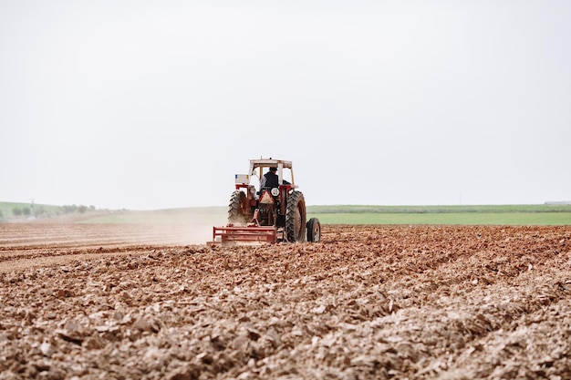 Vista del tractor en el campo contra un cielo despejado