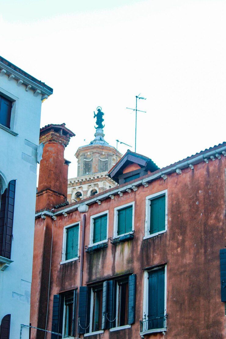Vista tradicional de una calle en Venecia Italia Panorama de Venecia en un soleado día de verano Viejas casas en el agua en el Gran Canal de Venecia