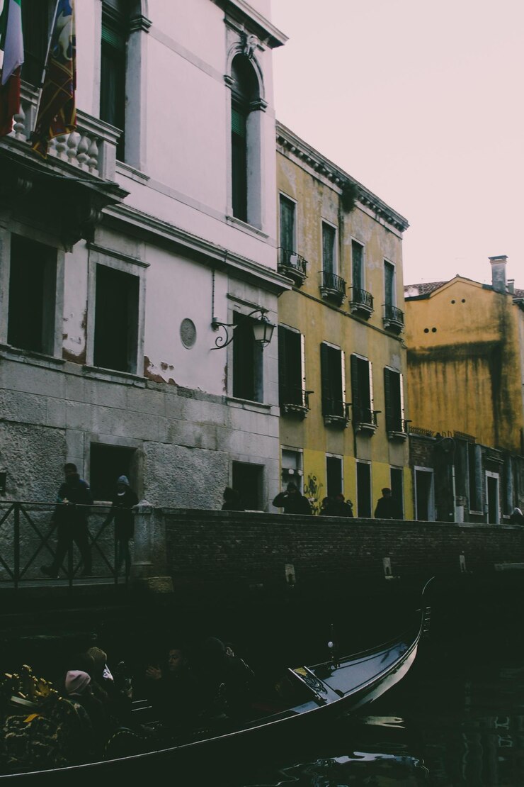 Vista tradicional de una calle en Venecia Italia Panorama de Venecia en un soleado día de verano Viejas casas en el agua en el Gran Canal de Venecia