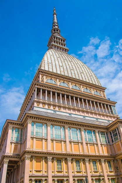 Vista tradicional de la Turín italiana y Mole Antonelliana,