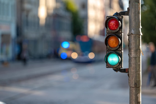 Vista del tráfico de la ciudad con semáforos en primer plano un semáforo con un primer plano de luz verde