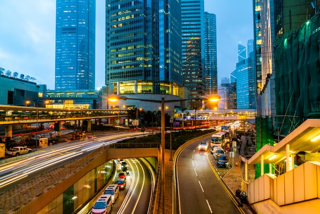 Vista de los tráficos con oficinas y edificios comerciales en el área central de Hong Kong.