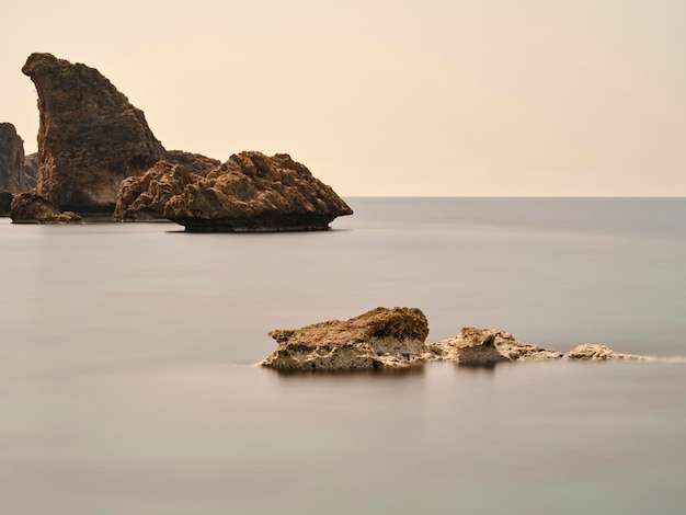 Vista tranquila do mar e falésias