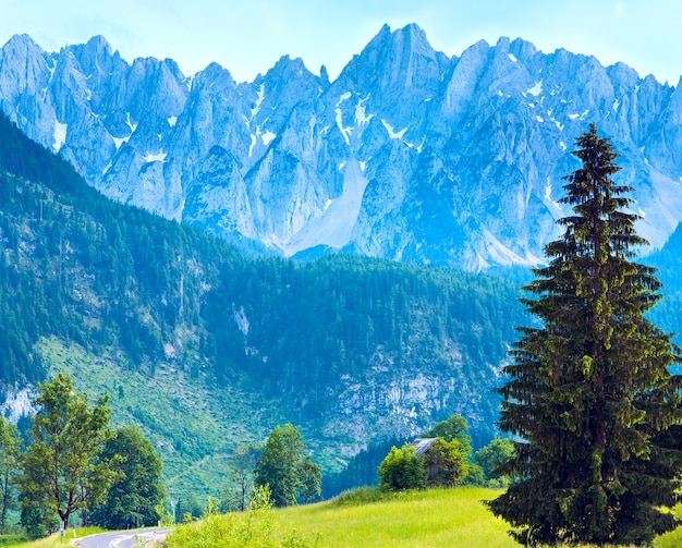 Vista tranquila nas montanhas dos Alpes