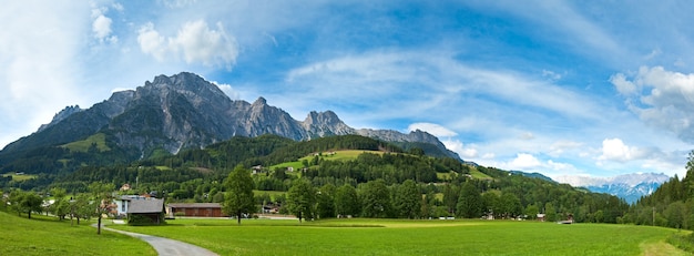 Vista tranquila del verano del país de la montaña de los Alpes, Austria. Imagen compuesta de tres disparos.