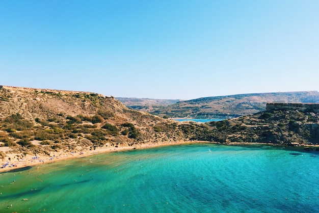 Vista del tranquilo mar azul contra un cielo despejado