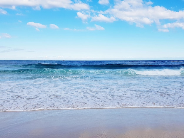 Vista del tranquilo mar azul contra el cielo