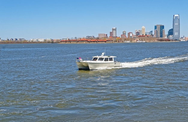 Vista de un transbordador turístico en el río Hudson, cerca de la ciudad de Nueva York, EE.UU.