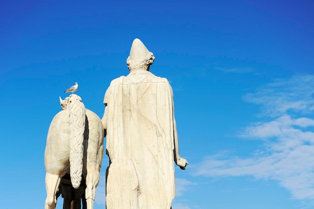 Vista traseira da estátua de Pollux com seu cavalo Piazza Campidoglio na colina Capitolina Roma Itália