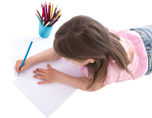 Vista traseira da garotinha desenhando com lápis coloridos isolados no fundo branco