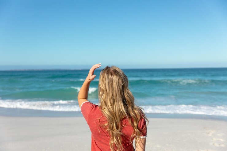 Foto vista traseira da jovem na praia