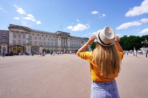 Vista traseira da jovem turista visitando londres reino unido