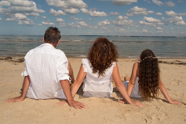 Vista traseira da linda família em branco