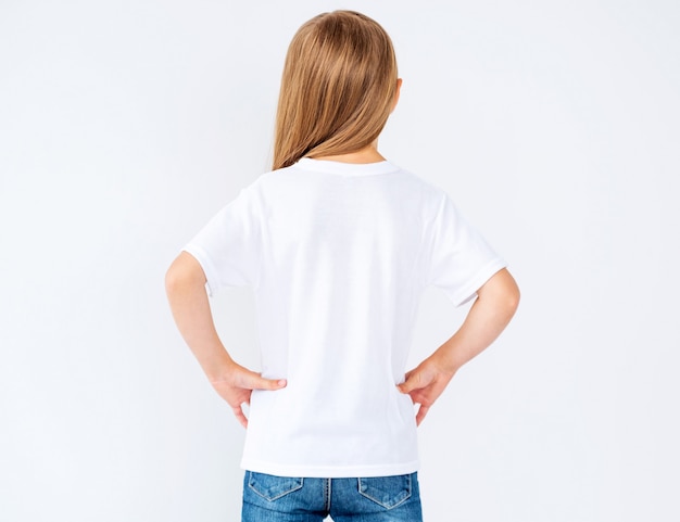 Vista traseira da menina de camiseta em branco