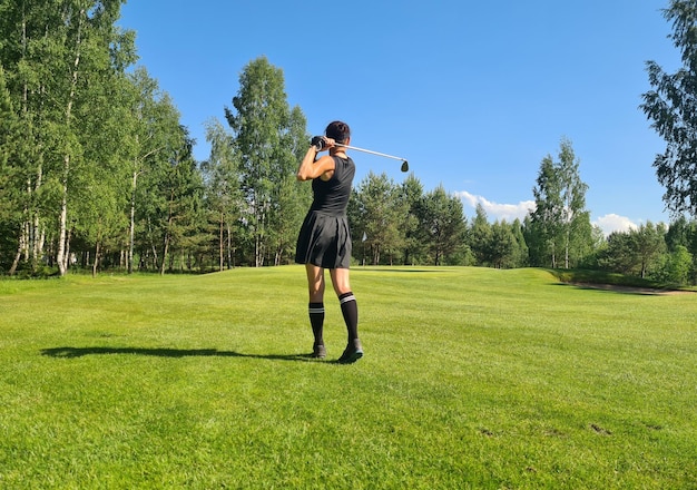 Foto vista traseira da mulher jogador de golfe depois de golfe nas costas