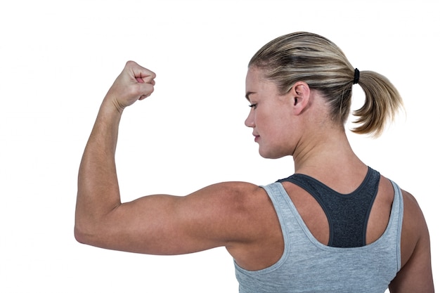 Foto vista traseira da mulher muscular flexionando os músculos