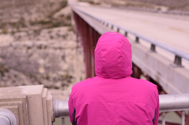 Vista traseira da mulher