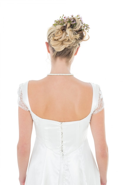 Vista traseira da noiva vestindo flores no cabelo