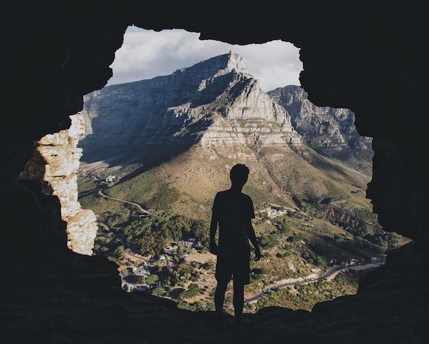 Vista traseira da silhueta de um homem
