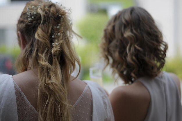 Foto vista traseira de amigas de pé ao ar livre