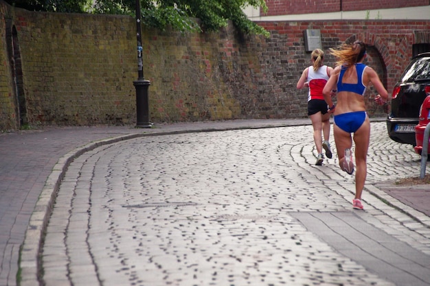 Foto vista traseira de atletas de maratona correndo na rua