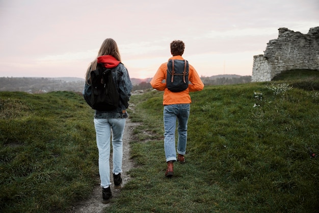 Vista traseira de casal caminhando durante uma viagem juntos