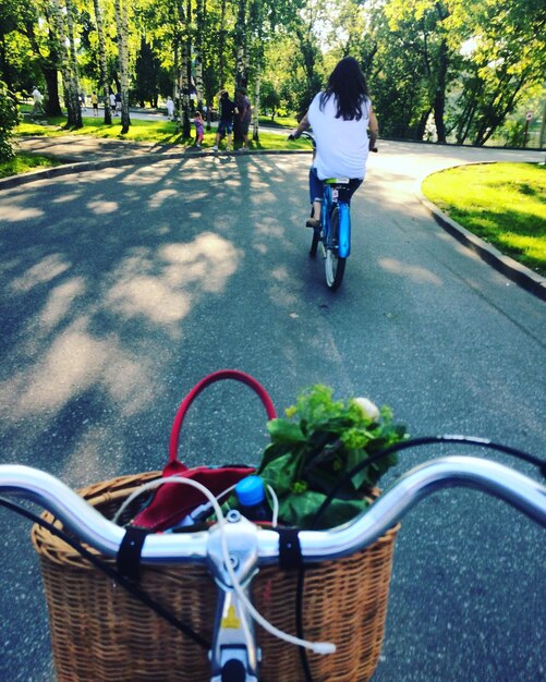 Foto vista traseira de ciclismo na estrada