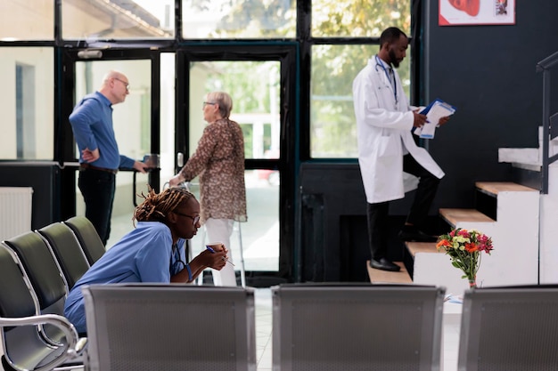 Foto vista traseira de colegas de trabalho que trabalham no escritório