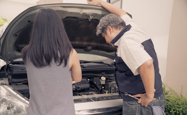 Foto vista traseira de duas mulheres de pé no carro