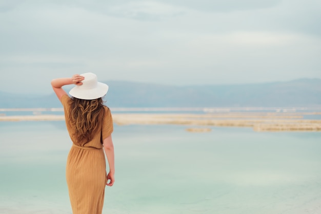 Foto vista traseira, de, elegante, menina, desgastar, vestido, ligado, litoral