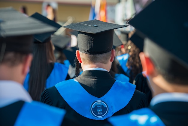 Vista traseira de estudantes de pós-graduação